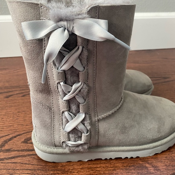 Excellent condition girl Uggs in beautiful gray with side satin ribbon & bow. - Picture 3 of 7